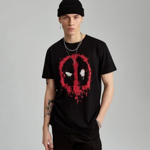 Zdjęcie produktu Czarna koszulka z nadrukiem Deadpool House