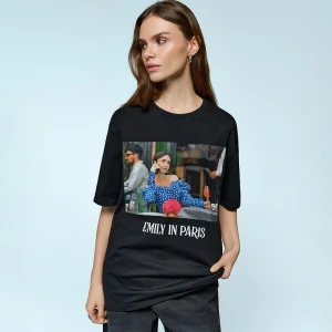 Czarna koszulka z nadrukiem Emily w Paryżu House