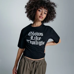 Czarna koszulka z nadrukiem Glows Like Twilight House