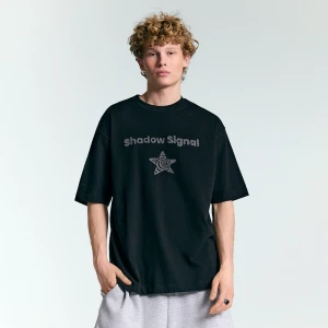 Czarna koszulka z nadrukiem gwiazdki z nadrukiem Shadow Signal House