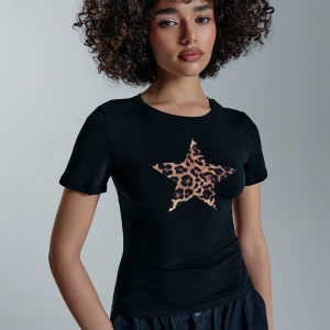 Czarna koszulka z nadrukiem gwiazdy w panterkę House