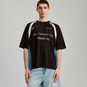 Czarna koszulka z nadrukiem i biało-niebieskimi wstawkami House