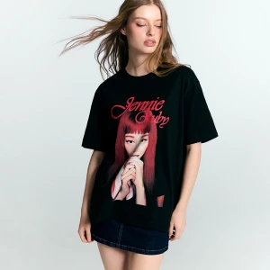 Czarna koszulka z nadrukiem Jennie Kim House