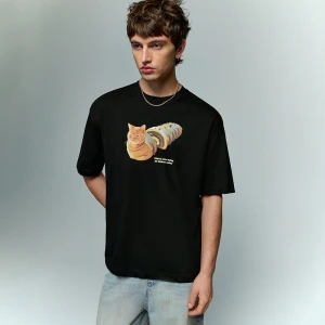 Czarna koszulka z nadrukiem kota z makowcem House