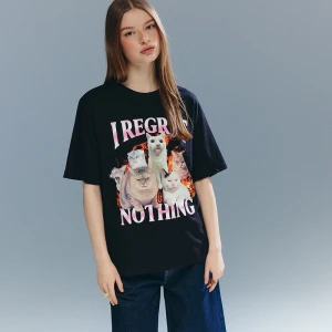 Czarna koszulka z nadrukiem kotów z podpisem I Regret Nothing House