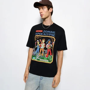Czarna koszulka z nadrukiem My First Zombie Apocalypse House