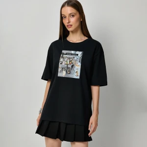 Czarna koszulka z nadrukiem No budget Full drama House