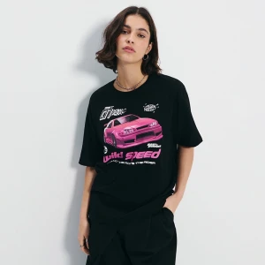 Czarna koszulka z nadrukiem rózowego samochodu House