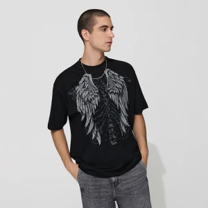 Czarna koszulka z nadrukiem skrzydeł House