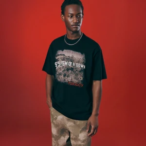 Czarna koszulka z nadrukiem System of a Down House