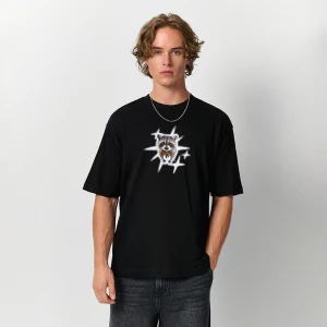 Czarna koszulka z nadrukiem szop pracza z gwiadkami House