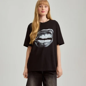 Czarna koszulka z nadrukiem ust House