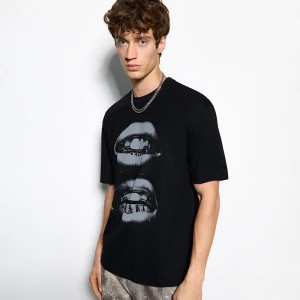 Czarna koszulka z nadrukiem ust House