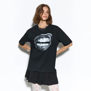 Czarna koszulka z nadrukiem ust House