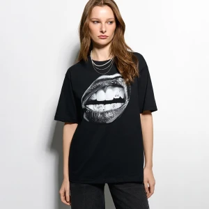 Czarna koszulka z nadrukiem ust House