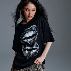 Czarna koszulka z nadrukiem ust House