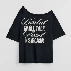 Czarna koszulka z napisem Bad at Small Talk Fluent in Sarcasm i opuszczonym ramieniem House