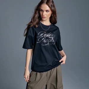 Czarna koszulka z napisem Delicate Darling House