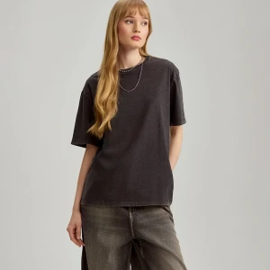 Czarna koszulka z okrągłym dekoltem i efektem sprania House