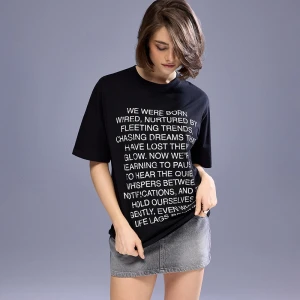 Czarna koszulka z okrągłym dekoltem i napisem House