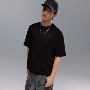 Czarna koszulka z okrągłym dekoltem i raglanowym rękawem House