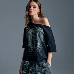 Czarna koszulka z opuszczonym ramieniem i nadrukiem skrzydeł House