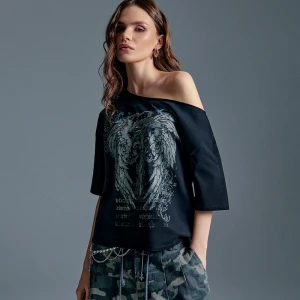 Czarna koszulka z opuszczonym ramieniem i nadrukiem skrzydeł House