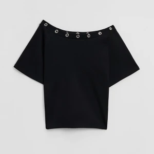 Czarna koszulka z opuszczonym rękawem i metalowymi oczkami House