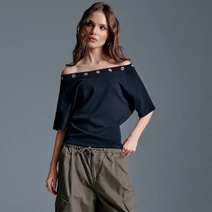 Czarna koszulka z opuszczonym rękawem i metalowymi oczkami House