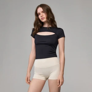 Czarna krótka koszulka z wycięciem przy dekolcie House