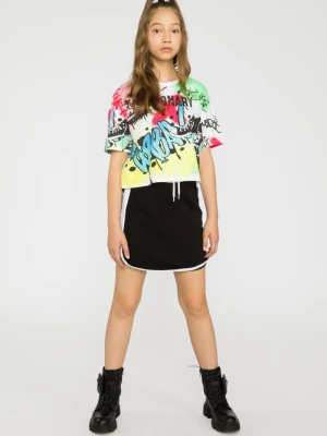 Czarna krótka spódnica z białymi lampasami po bokach. Reporter