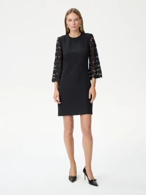 Czarna krótka sukienka z koronkowymi rękawami TARANKO
