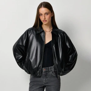 Czarna kurtka bomber dad fit z imitacji skóry House