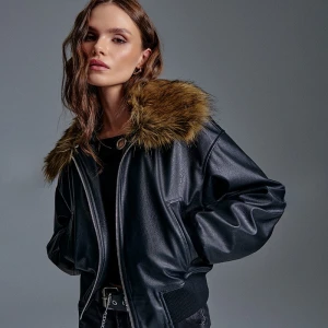 Czarna kurtka bomber z futerkiem na kołnierzu House