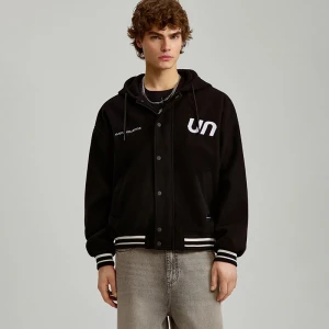 Czarna kurtka bomber z kapturem i białymi wstawkami House