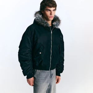 Czarna kurtka bomber z kapturem i futerkiem House