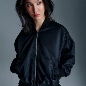 Czarna kurtka bomber z kieszeniami House