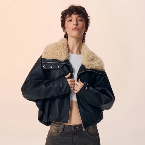 Czarna kurtka bomber ze sztucznej skóry z futerkiem na kołnierzu House