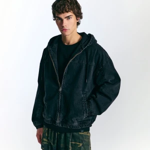 Czarna kurtka jeansowa z kapturem House