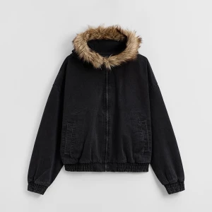 Czarna kurtka jeansowa z kapturem i sztucznym futerkiem House