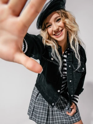 Czarna kurtka jeansowa z ozdobnymi nitami Reporter