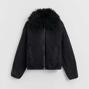 Czarna kurtka jeansowa ze sztucznym futerkiem na kołnierzu House