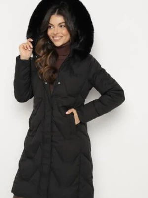 Czarna Kurtka Pikowana o Długim Fasonie z Kapturem i Futrem Vertizola j.style