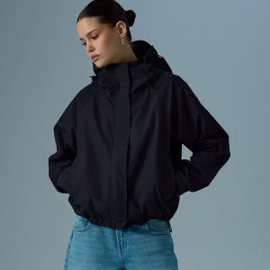 Czarna kurtka przeciwdeszczowa z kapturem House