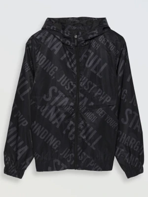 Czarna kurtka przejściowa z kapturem z nadrukiem na całości Reporter