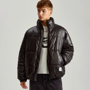 Czarna kurtka puffer o skróconym kroju z błyszczącego materiału House