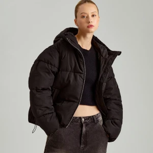 Czarna kurtka puffer z kapturem House