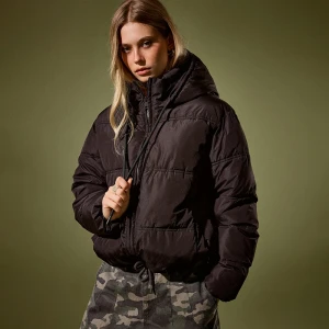 Czarna kurtka puffer z kapturem House