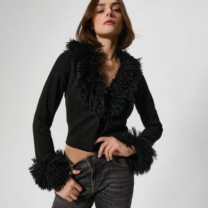 Czarna kurtka z imitacji zamszu ze sztucznym futerkiem House