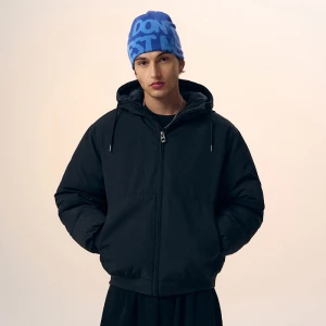 Czarna kurtka z kapturem, stójką i wypełnieniem House